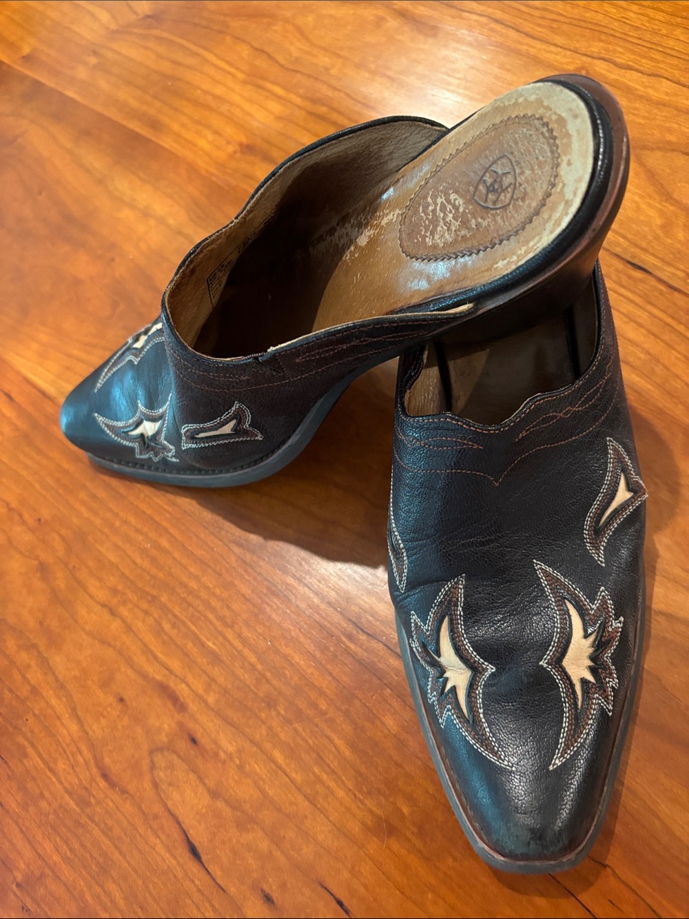 Women’s Black Leather Ariat mules
Size 8-8.5 or 39 - Picture 5 of 8